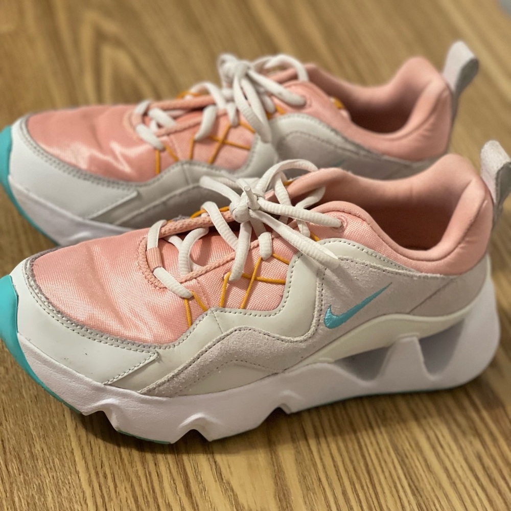 Women’s ryz 365 coral stardust phantom nike shoes